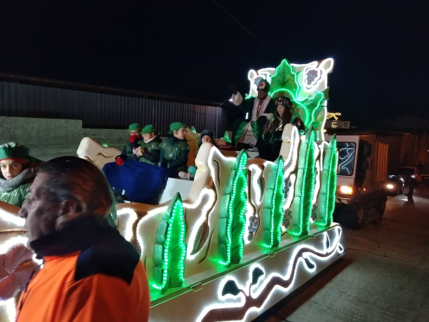 Una carroza pasea por las calles de Íscar