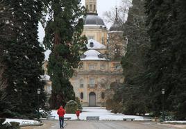 Entorno del Palacio Real de la Granja, cubierto por la nieve este viernes.