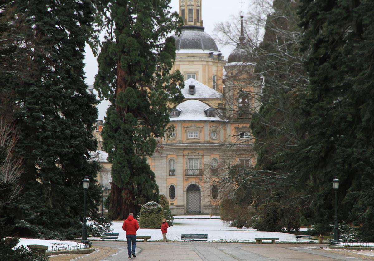 Entorno del Palacio Real de la Granja, cubierto por la nieve este viernes.