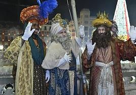 Los Reyes Magos se despiden desde el balcón del Ayuntamiento.