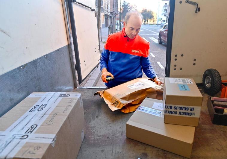 Miguel Redondo, repartidor de Seur chequeando una entrega en la aplicación