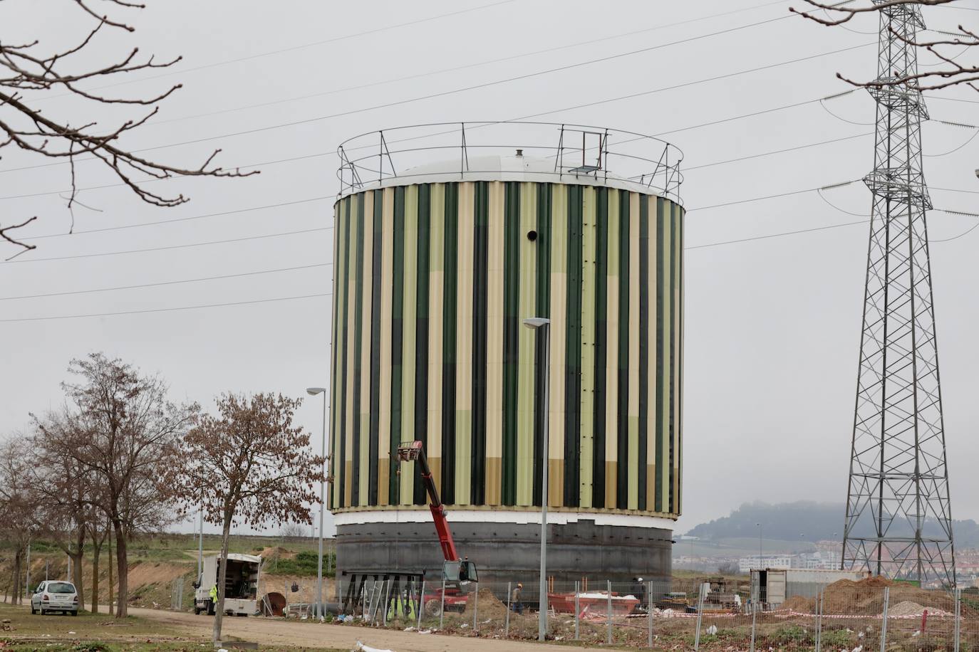 Construcción del acumulador de 6.000 metros cúbicos junto al Real de la Feria.