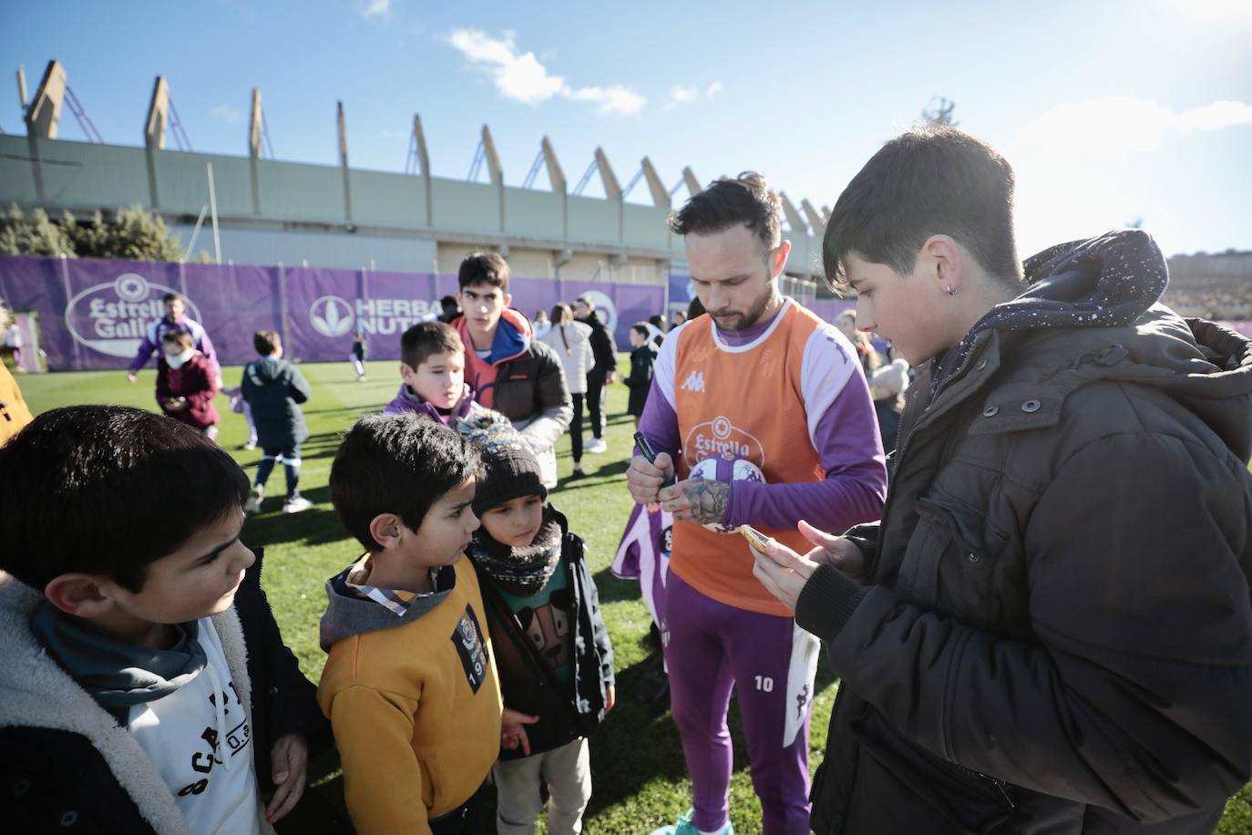 Los jugadores regalan fotos, pases y autógrafos a los aficionados más pequeños