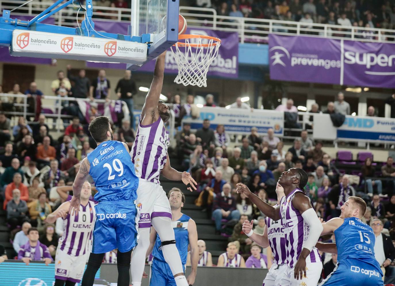 Las imágenes del partido del Real Valladolid Baloncesto contra el Fuenlabrada