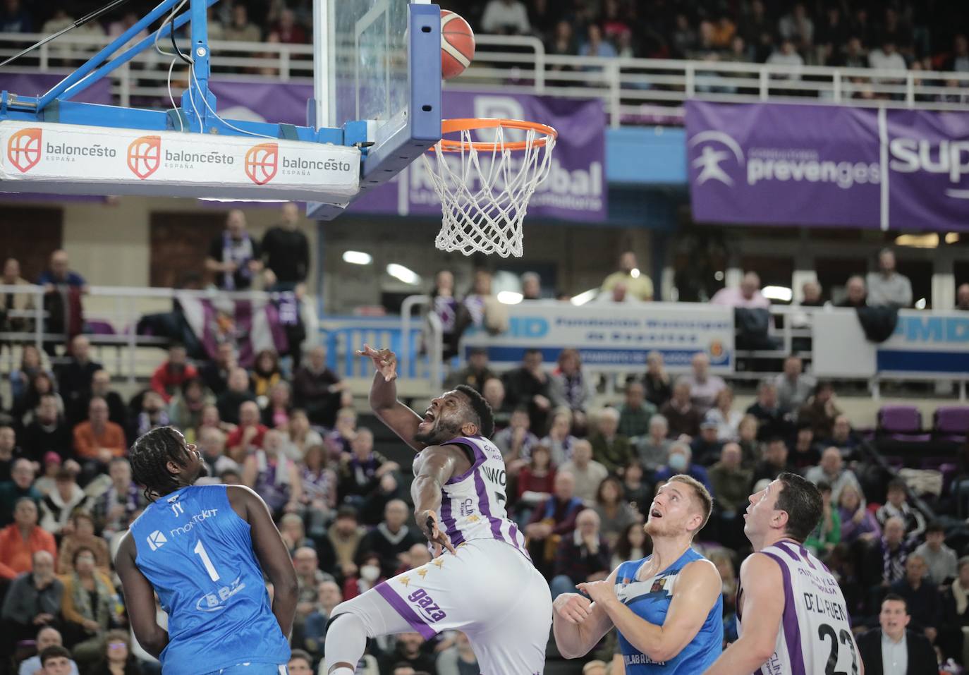 Las imágenes del partido del Real Valladolid Baloncesto contra el Fuenlabrada