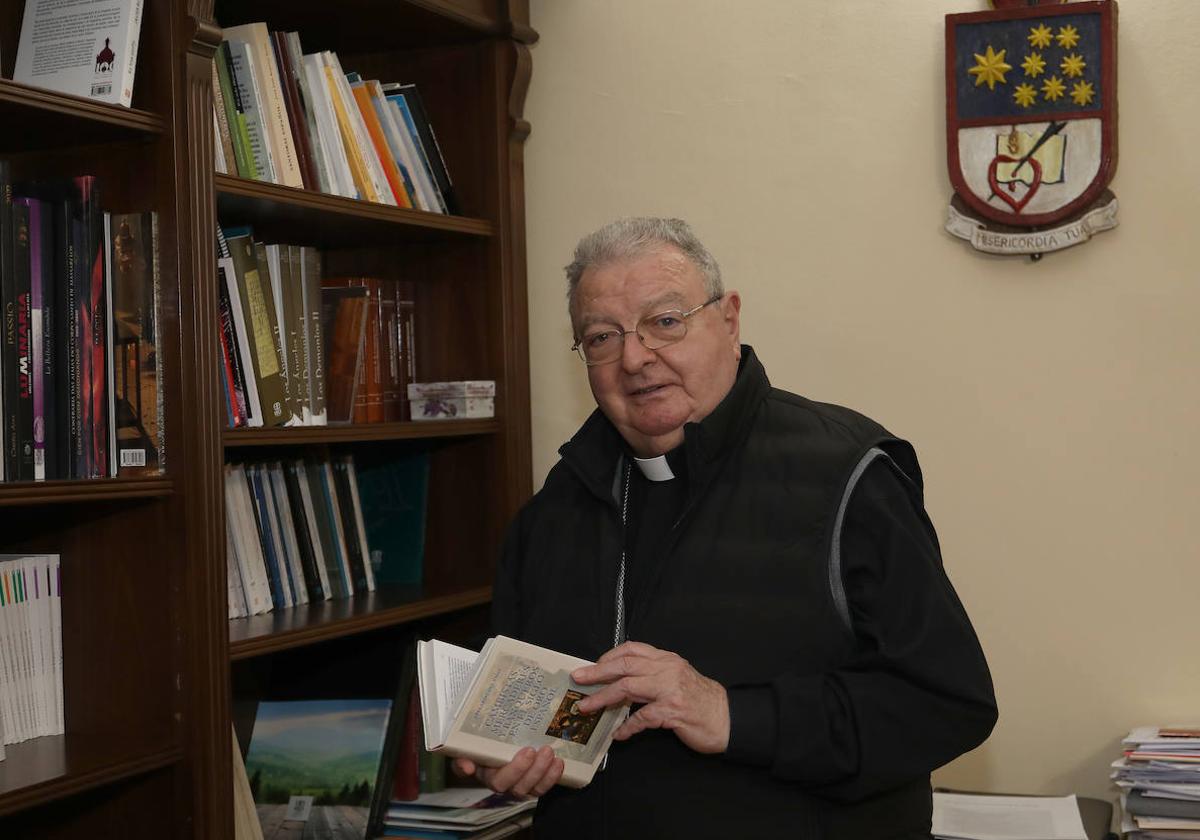 El obispo saliente de Palencia, Manuel Herrero, en su despacho del Palacio Episcopal