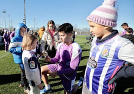 Meseguer estampa un autógrafo en una camiseta del Real Valladolid.