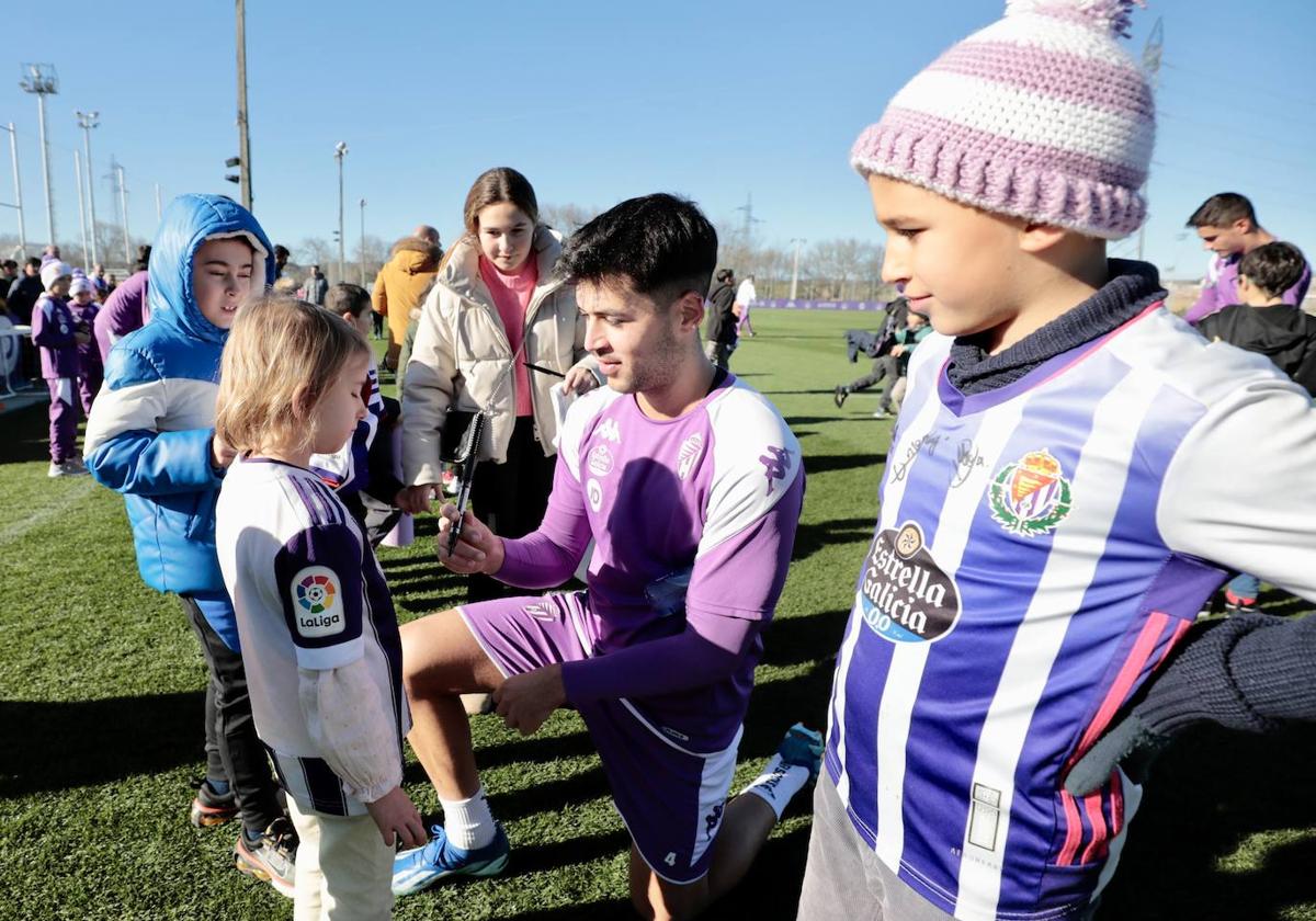 Meseguer estampa un autógrafo en una camiseta del Real Valladolid.