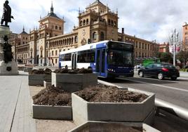 Un bus de Auvasa circula por la plaza de Zorrilla.