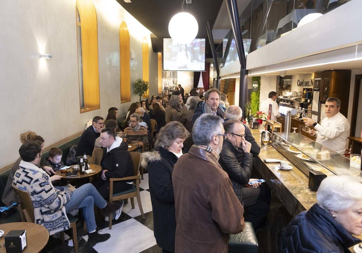 Varios comensales esperan a ser atendidos para comer en Navidad en un restaurante del centro.