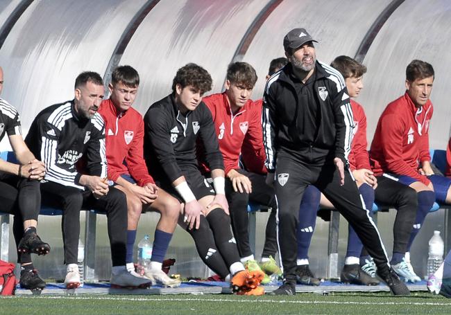 Ramsés da instrucciones desde el banquillo.