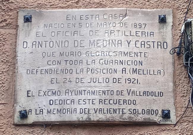 Placa dedicada a Antonio de Medina y Castro, teniente fallecido en el desastre de Annual.