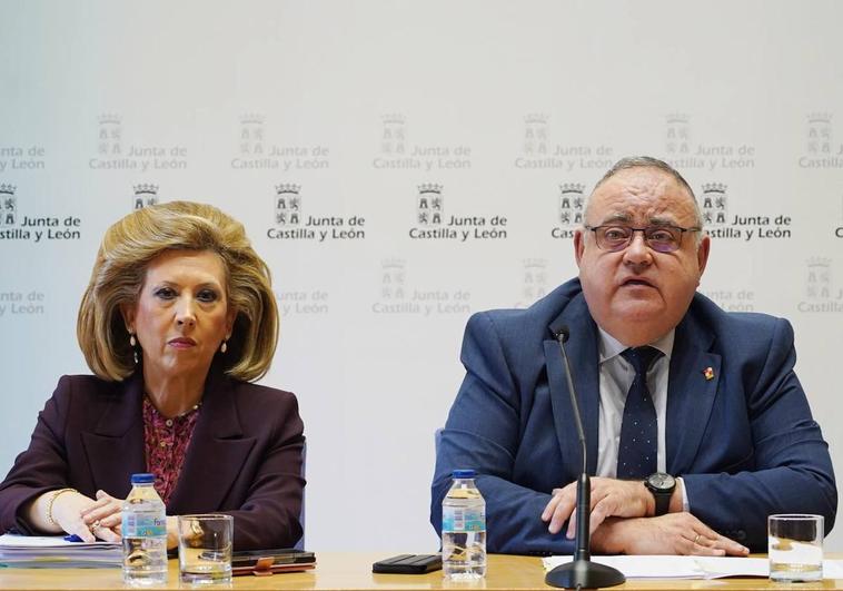 El consejero de Sanidad, Alejandro Vázquez, acompañado de la gerente de Sacyl, Violeta Martínez Pindado.