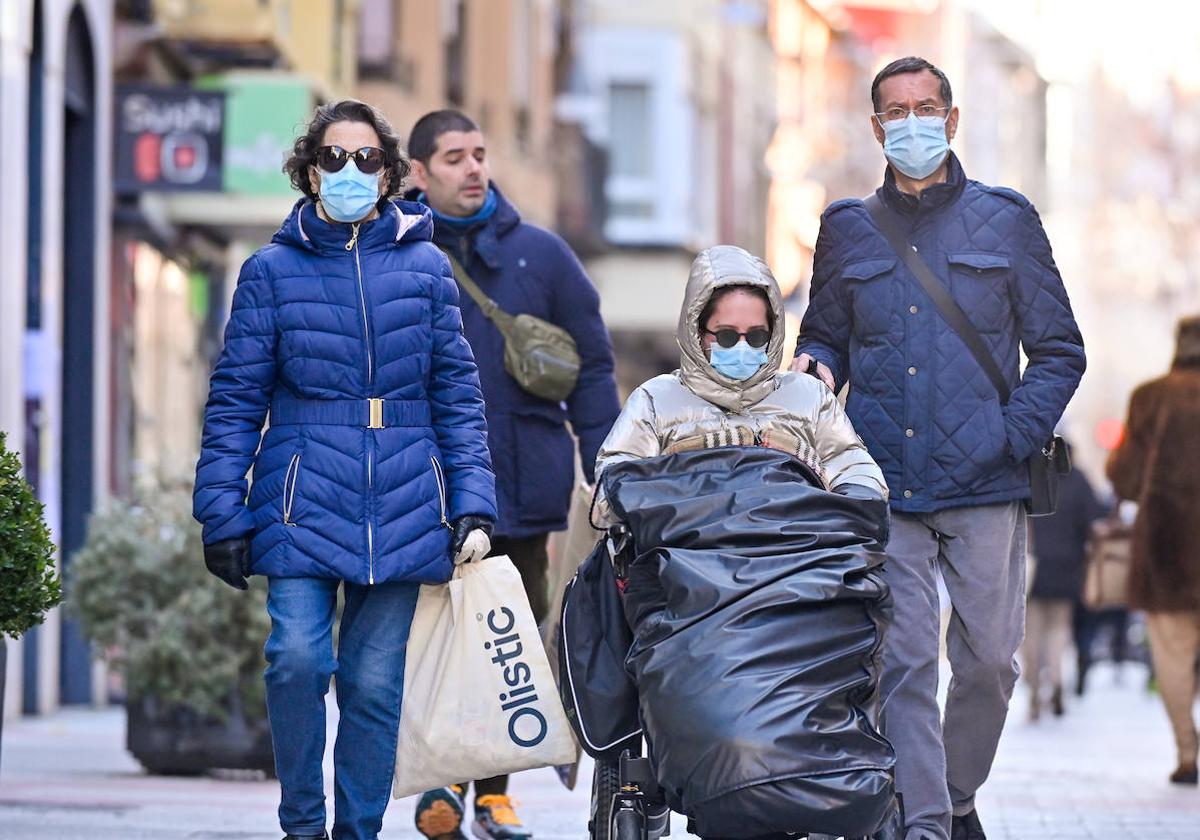 Varias personas con mascarillas, ayer en Valladolid.