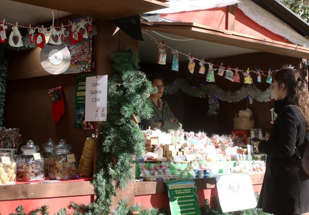 Algunos de los puestos que han funcionado estos días en el paseo del Salón.