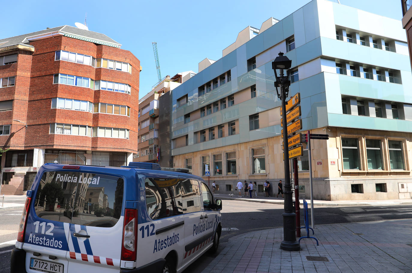 Una mujer quema una bici, amenaza de muerte a su vecino y agrede a la Policía