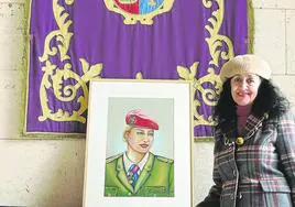 Marisa Centeno posa con el retrato a Doña Leonor en el vestíbulo del Ayuntamiento de Palencia.