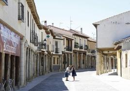 La calle Corredera, donde se encuentra la farmacia, singular en el municipio de Ampudia.