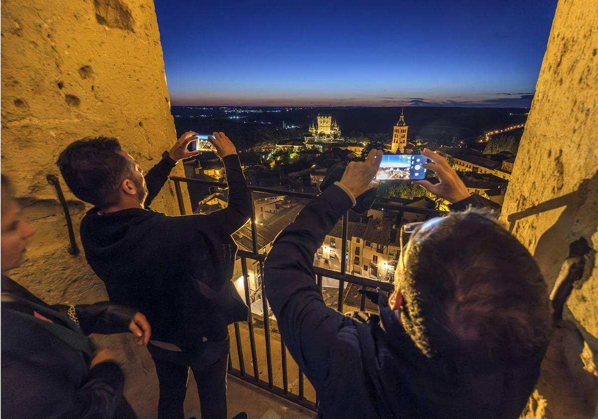 Turistas durante la visita guiada nocturna a la torre de la Catedral de Segovia.