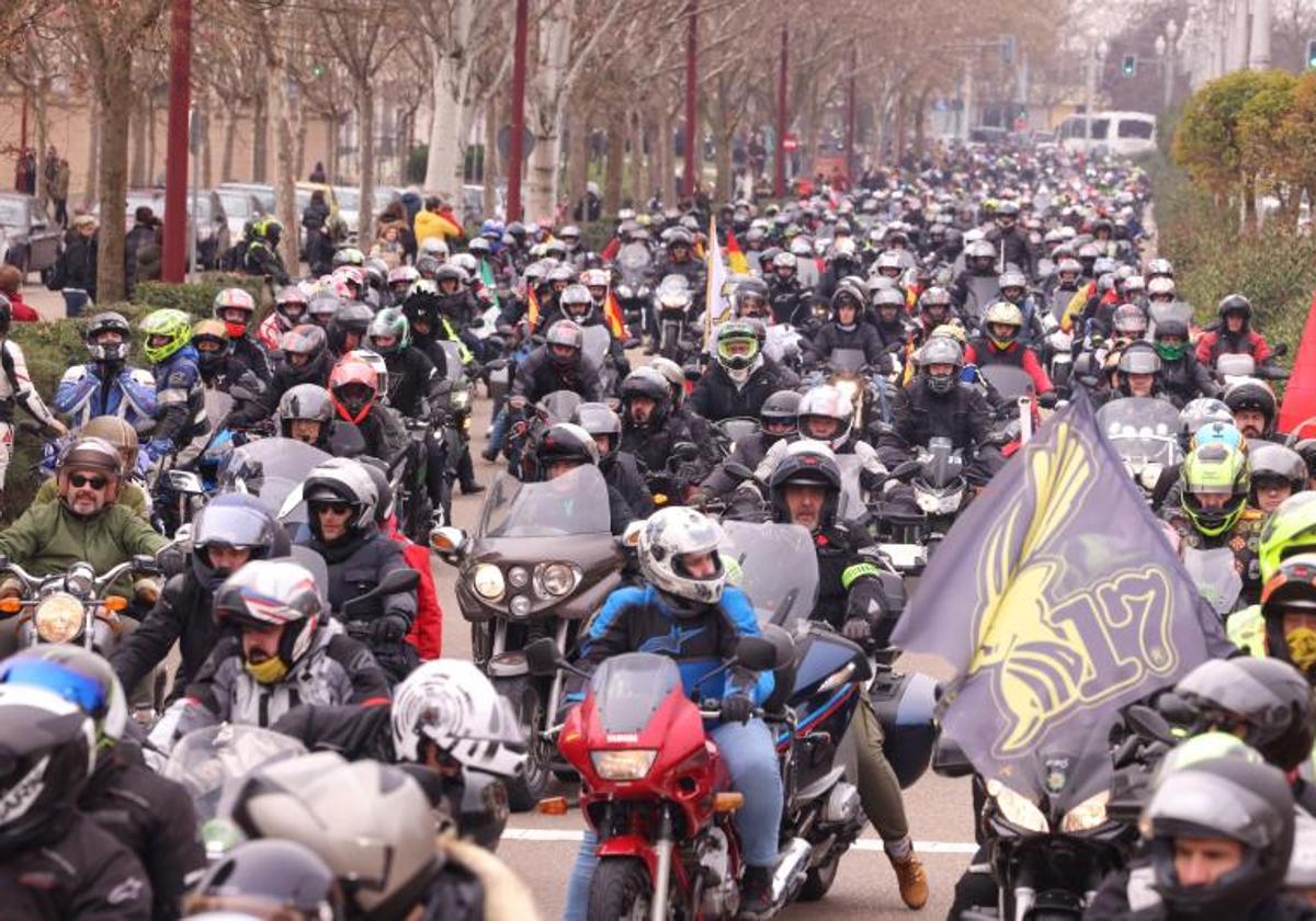 Desfile de banderas en Valladolid durante la concentración de Pingüinos en 2023.