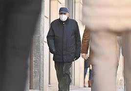 Una persona mayor con mascarilla en las calles de Valladolid.