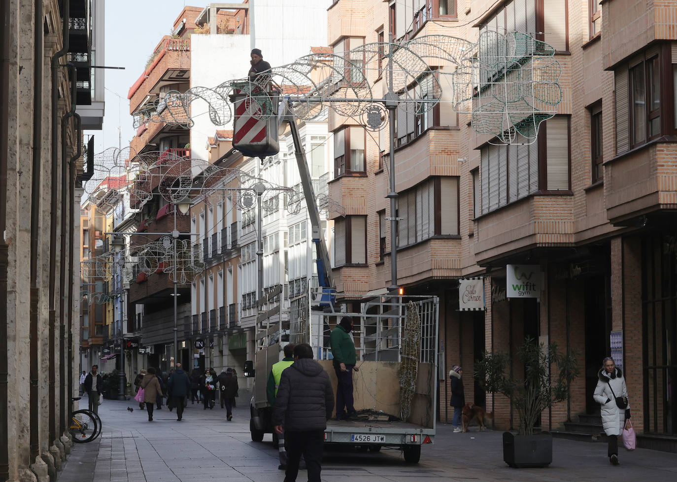 Los adornos navideños se despiden once meses de Palencia