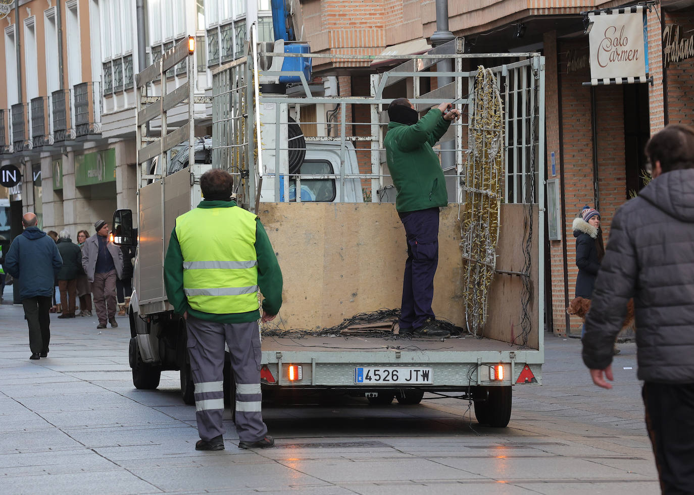 Los adornos navideños se despiden once meses de Palencia