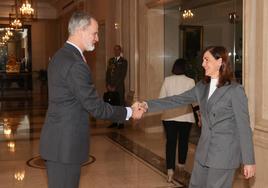 Rocío Hervella saluda al Rey en Zarzuela.