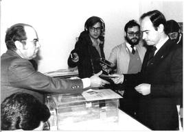 Santiago López Valdivielso vota en las elecciones de 1983.