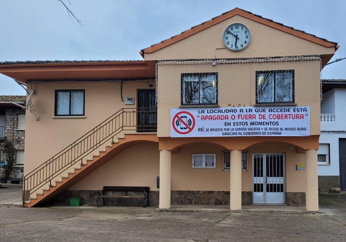 Fachada del Ayuntamiento de San Vicente de la Cabeza donde denuncia la falta de cobertura.