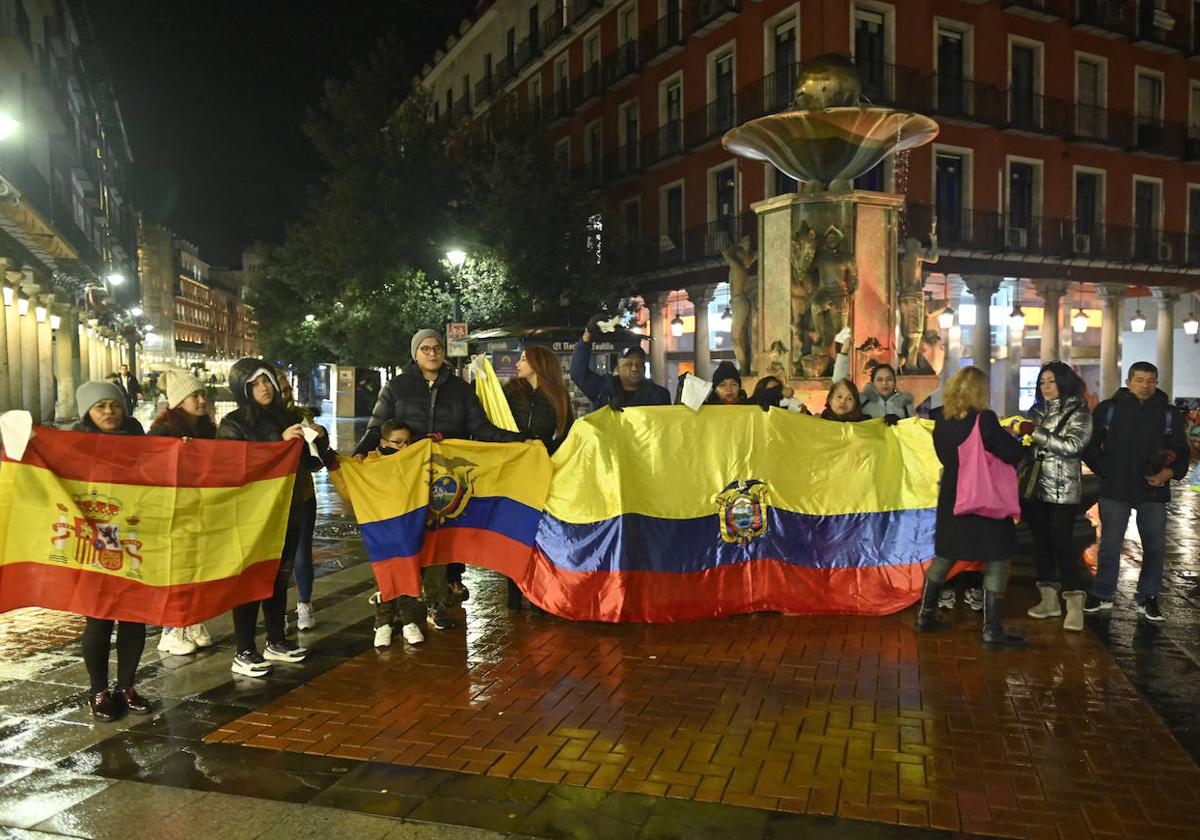 Los participantes en la concentración, con banderas de Ecuador y España.