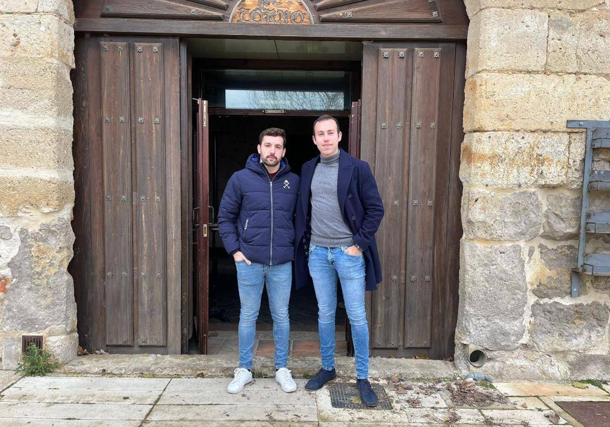 Borja Martín y Carlos del Amo en la puerta del que será su restaurante riosecano.