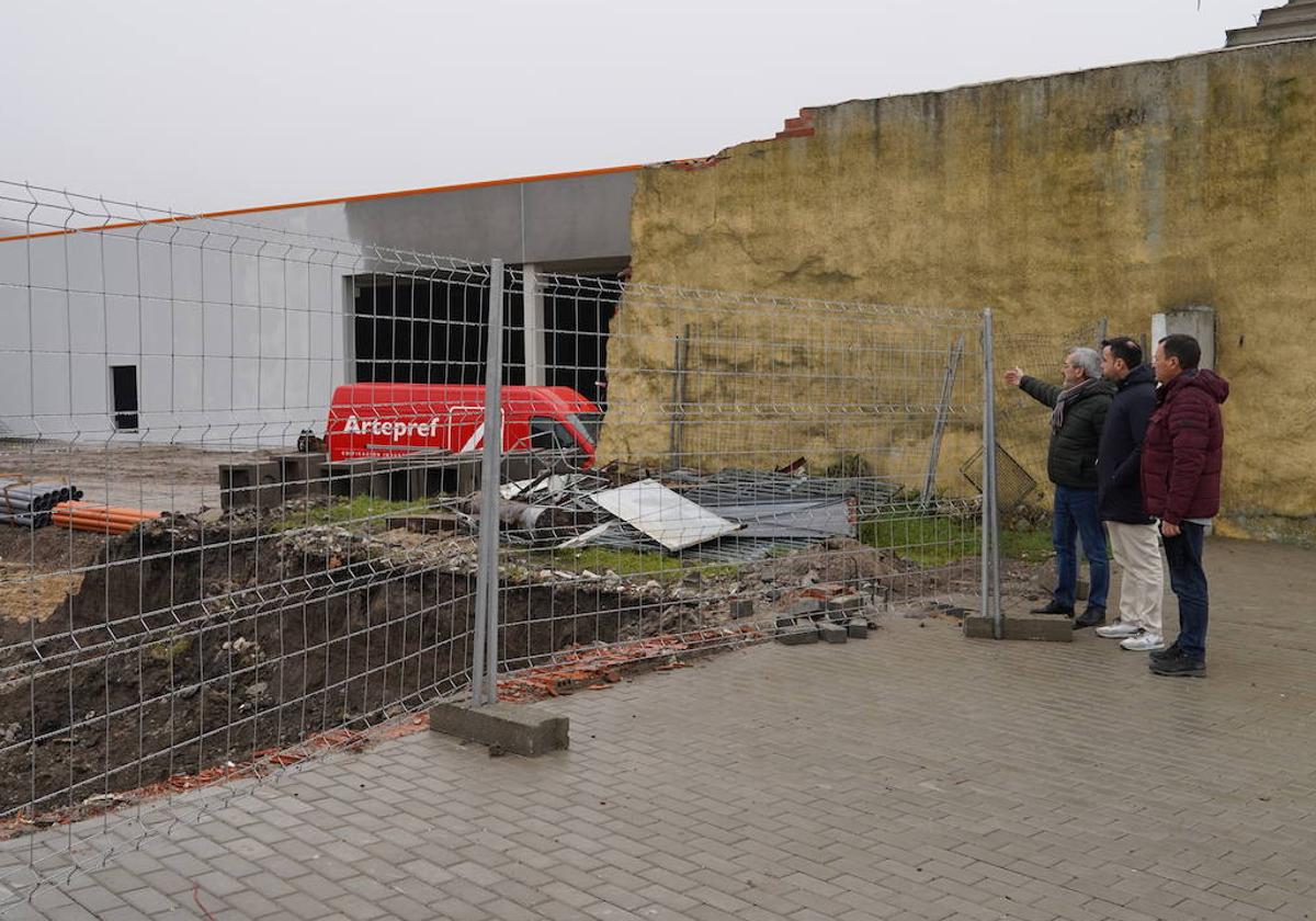 El alcalde y los responsables del área de Urbanismo visitan las obras del supermercado.