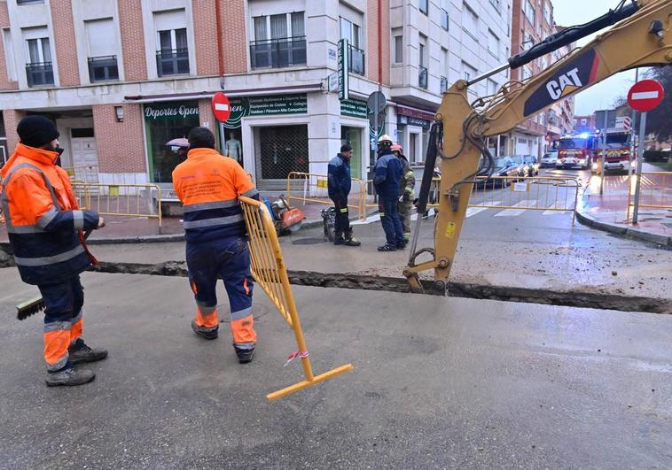 Zanja en la que tuvo lugar el escape de gas en el cruce de las calles Nicasio Pérez