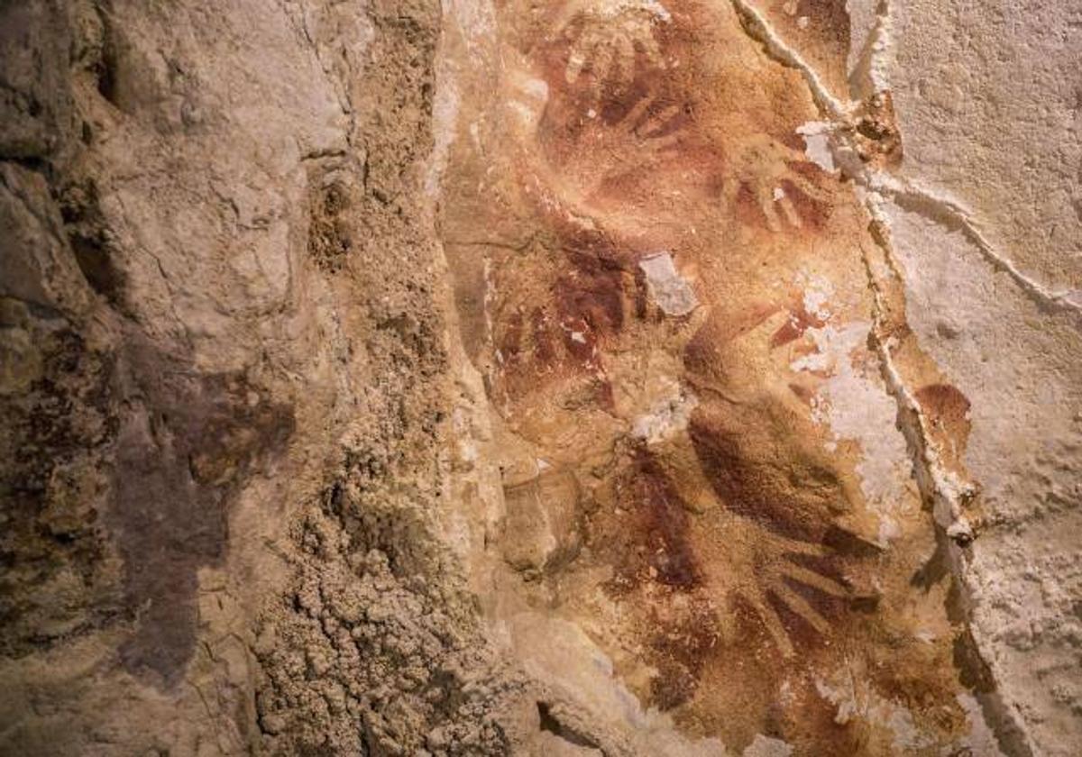 Manos sopladas en una cueva prehistórica de Indonesia, como las de El Castillo, en Cantabria.