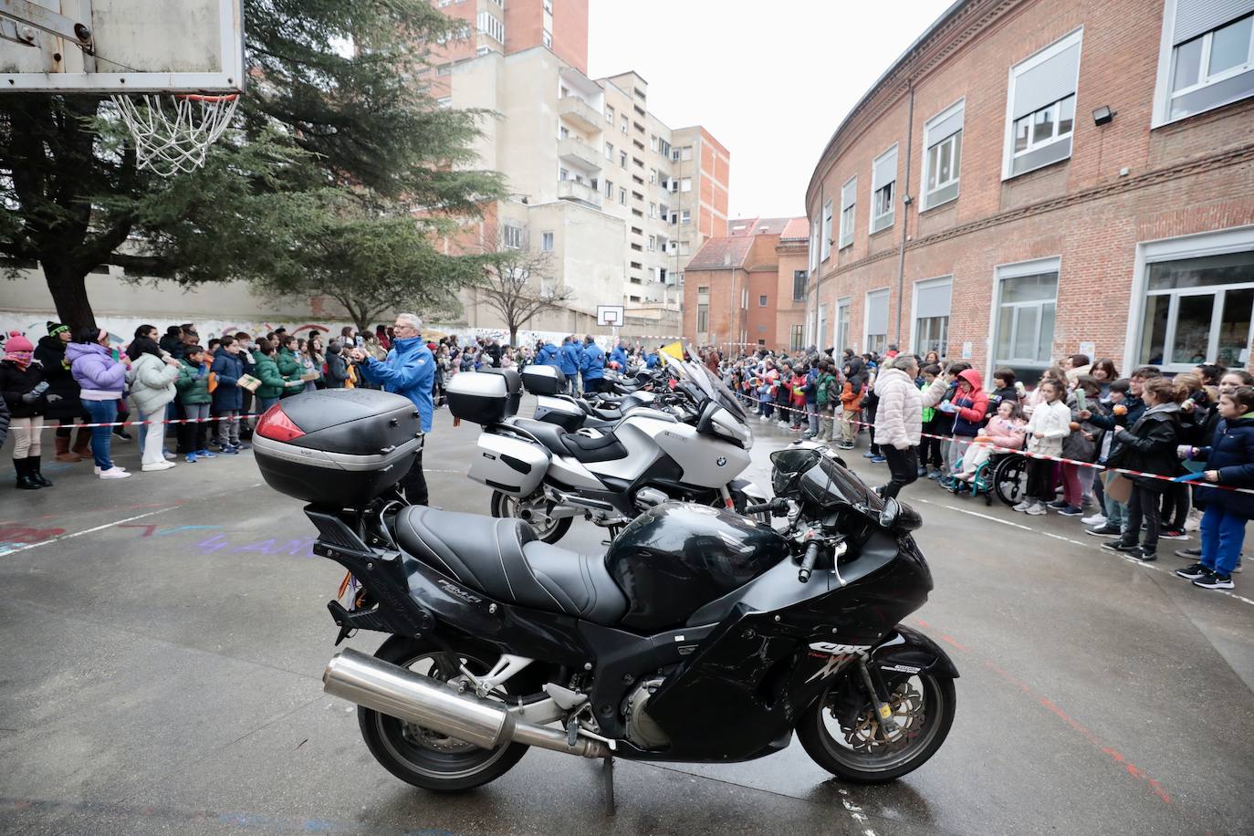 La visita de los motoristas de Pingüinos al colegio García Quintana, en imágenes