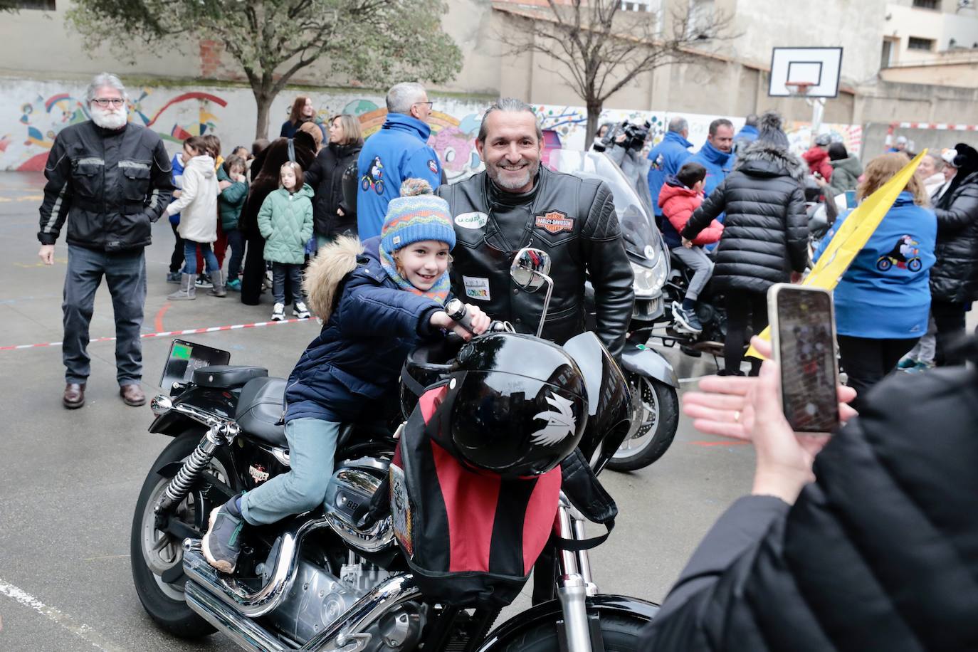 La visita de los motoristas de Pingüinos al colegio García Quintana, en imágenes