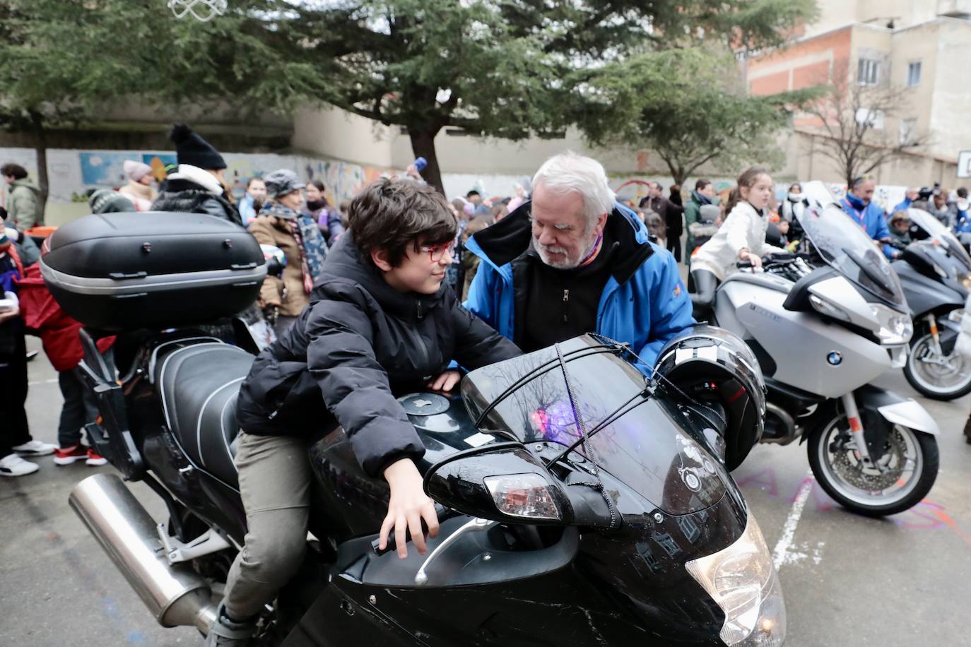 La visita de los motoristas de Pingüinos al colegio García Quintana, en imágenes