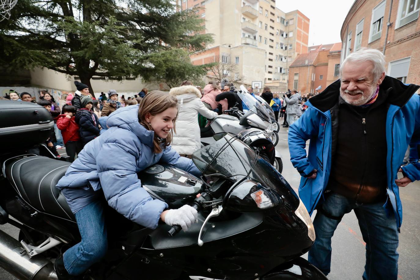 La visita de los motoristas de Pingüinos al colegio García Quintana, en imágenes