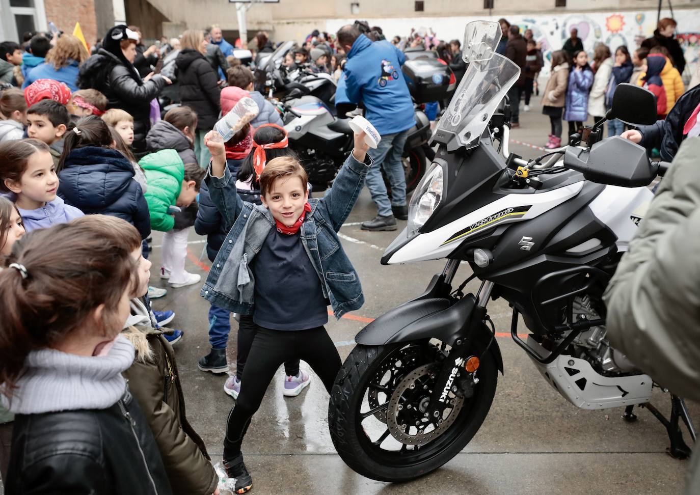 La visita de los motoristas de Pingüinos al colegio García Quintana, en imágenes