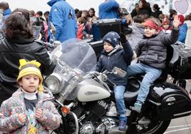 La visita de los motoristas de Pingüinos al colegio García Quintana, en imágenes