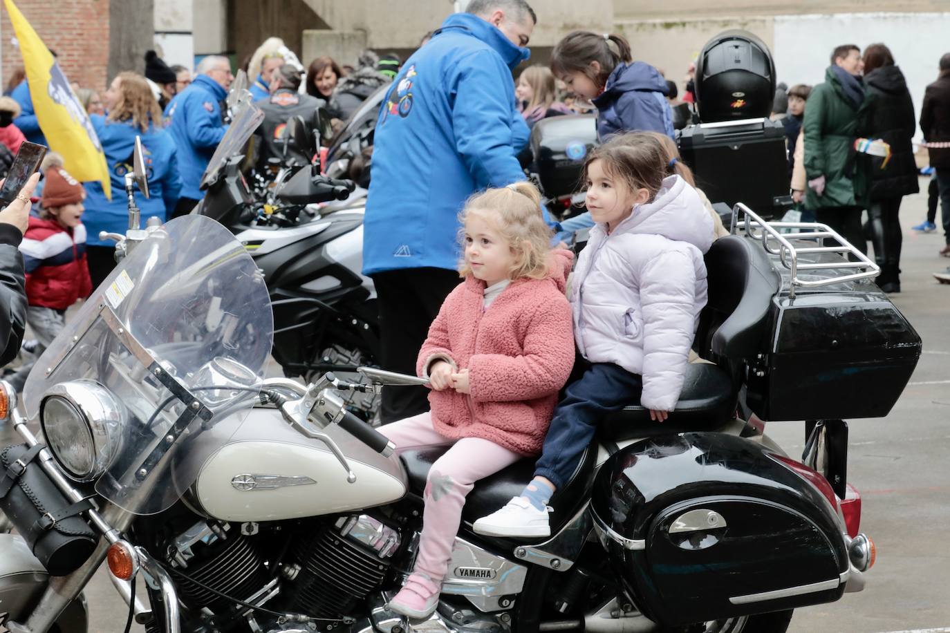 La visita de los motoristas de Pingüinos al colegio García Quintana, en imágenes