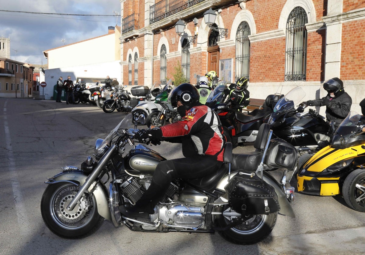 Inscritos en Pingüinos aparcando junto al Ayuntamiento de Esguevillas de Esgueva, sede del Museo de la Moto Clásica.