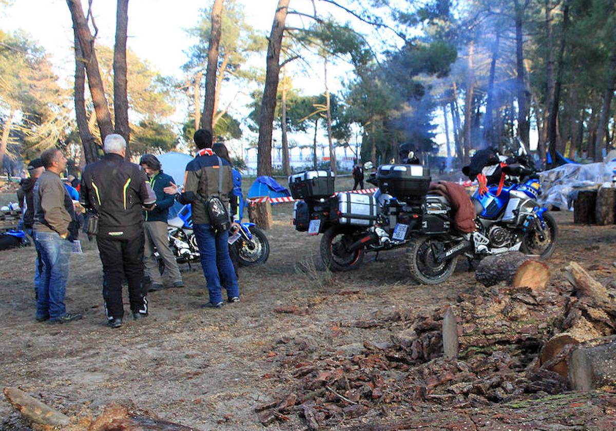 Un grupo de asistentes a la concentración motera en Cantalejo.