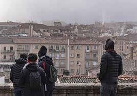 Varias personas observan la niebla desde el mirador de La Canaleja, este jueves.