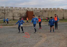 Varios jóvenes entrenan en la explanada del castillo de Cuéllar.