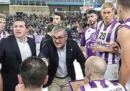 Paco García da instrucciones en un tiempo muerto ante Fuenlabrada, con Kovacevic a su lado.