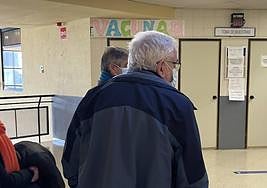 Vacunación e el centro de Arturo Eyries en campañas sin cita anteriores.