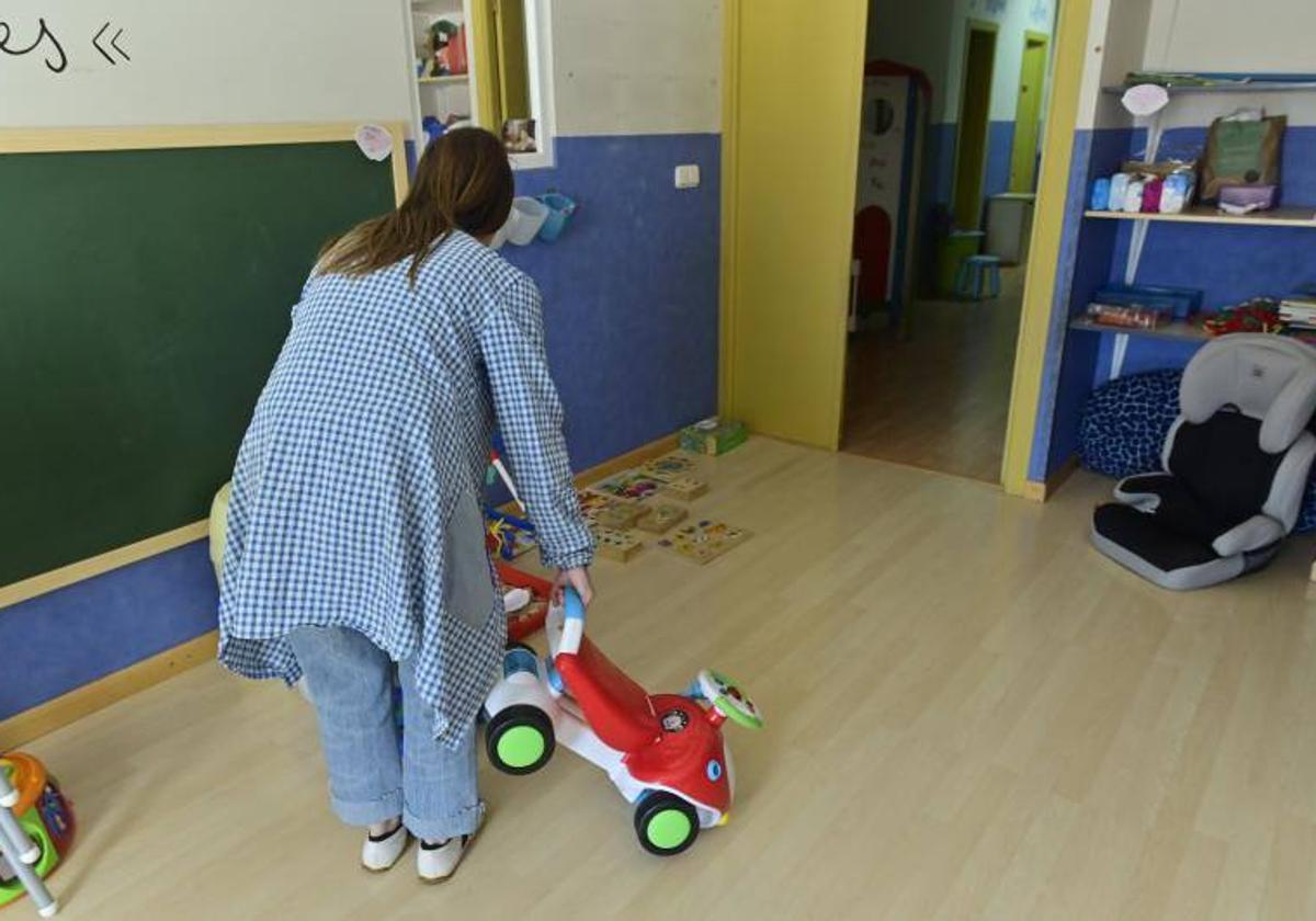 Una profesora de una escuela infantil de Valladolid, en una imagen de archivo.