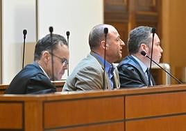 El acusado de dejar tuerto a un cazador, en el centro de la imagen, en la Audiencia de Valladolid.